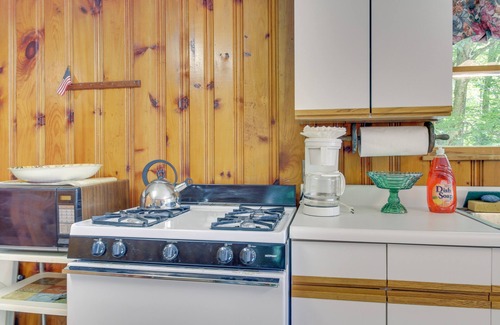 Rumney Cabina | ¡NUEVO! Lake Stinson Cottage w / Sunroom y muelle compartido!
