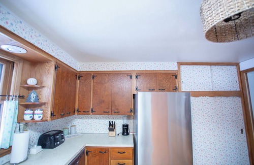 Cumberland Casa | Lake Street Retreat: Charming Getaway with Stunning Lake View Sunsets