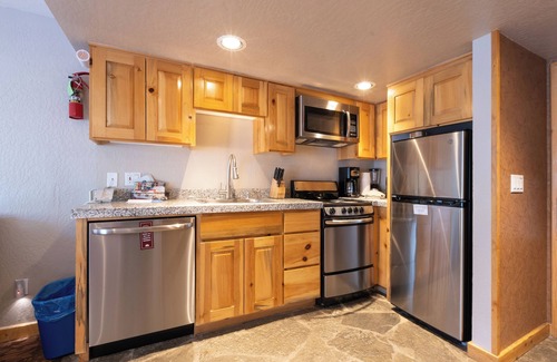 Olympic Valley Hotel | Lake Tahoe Escape | 4 Family-Friendly Rooms with Full Kitchen and Free Parking