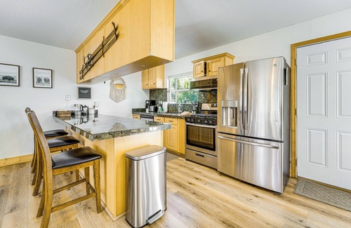 Tahoe Vista Casa | Lake Tahoe Home: Walk to Beach & Kayak Rentals!