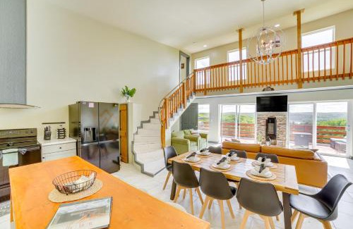 Forsyth Casa | Lake Taneycomo Views Family-Friendly Cabin!