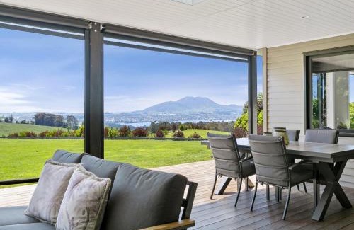 Acacia Bay Casa | Lake Taupō Luxury Home plus Hideaway Apartment