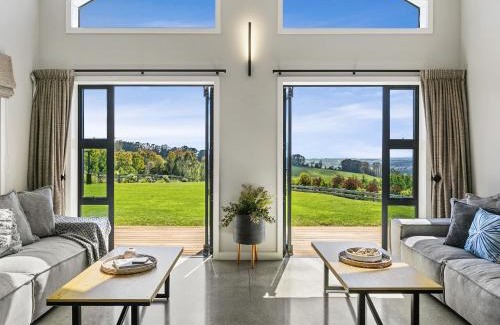 Acacia Bay Casa | Lake Taupō Luxury Home plus Hideaway Apartment