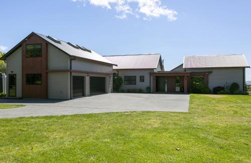 Acacia Bay Casa | Lake Taupō Luxury Home plus Hideaway Apartment