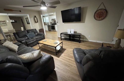 Macon Casa | Lake Tobo Bungalow-Charming 3-bedroom house in beautiful Macon next to the lake!
