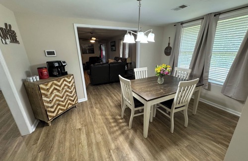 Macon Casa | Lake Tobo Bungalow-Charming 3-bedroom house in beautiful Macon next to the lake!