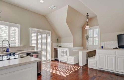 Volente Cabina | Lake Travis Casita HUGE game room 1MILE to WATERPARK