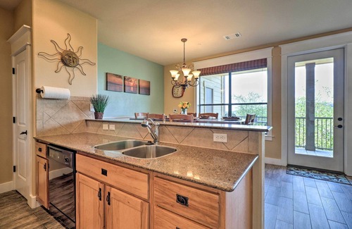 Jonestown Condominio | Lake Travis Condo w/ Resort Amenity Access!