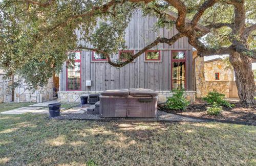 Spicewood Casa | Lake Travis Cottage - Hot Tub - Pickleball - BBQ