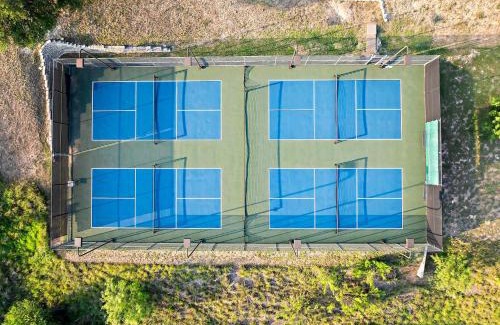 Spicewood Casa | Lake Travis Cottage - Hot Tub - Pickleball - BBQ