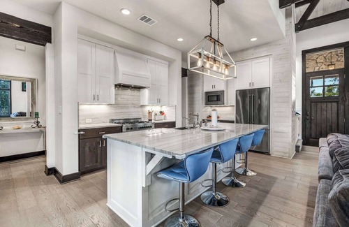 Spicewood Casa | Lake Travis Cottage | Hot Tub | Pickleball | BBQ