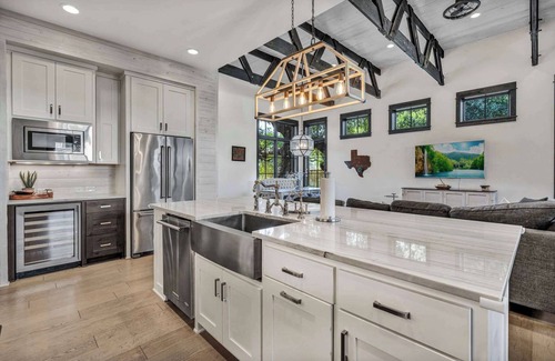 Spicewood Casa | Lake Travis Cottage | Hot Tub | Pickleball | BBQ