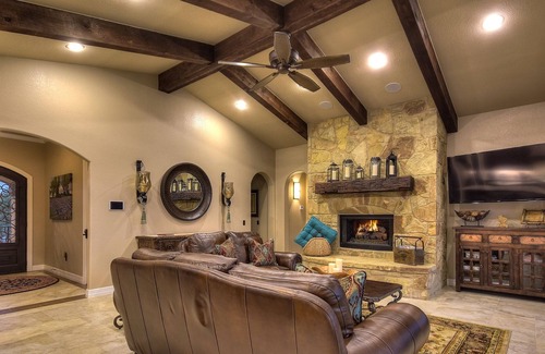Highland Lake Estates Villa | A estrenar lago Travis Frente al hogar ideal, piscina, muelle, Vistas, cocina al aire libre