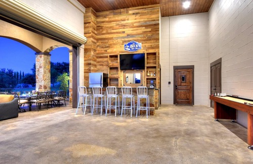 Highland Lake Estates Villa | A estrenar lago Travis Frente al hogar ideal, piscina, muelle, Vistas, cocina al aire libre