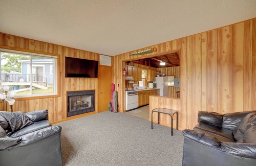 Lake Cabina | Lake Vacation Rental w/ Deck & Gas Grill!