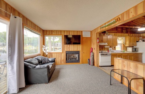 Lake Cabina | Lake Vacation Rental w/ Deck & Gas Grill!