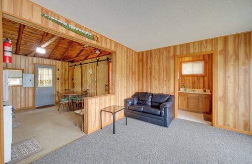 Lake Cabina | Lake Vacation Rental w/ Deck & Gas Grill!