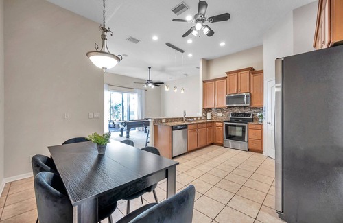 Ruskin Casa | Lake View 6 bedrooms, tennis Courts, playground, close to beach area, large home