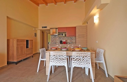 Gargnano Condominio | Apartamento con vistas al lago, zona tranquila, aparcamiento y piscina en los olivos.