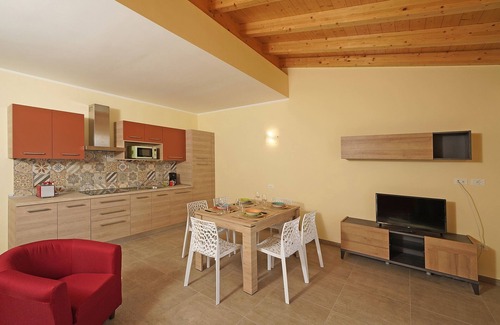 Gargnano Condominio | Apartamento con vistas al lago, zona tranquila, aparcamiento y piscina en los olivos.