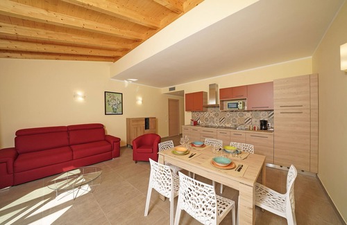 Gargnano Condominio | Apartamento con vistas al lago, zona tranquila, aparcamiento y piscina en los olivos.