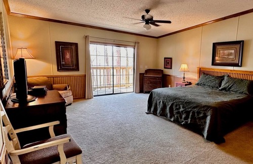 Kirby Casa | Lake view cottage on Lake Greeson with private hot tub!