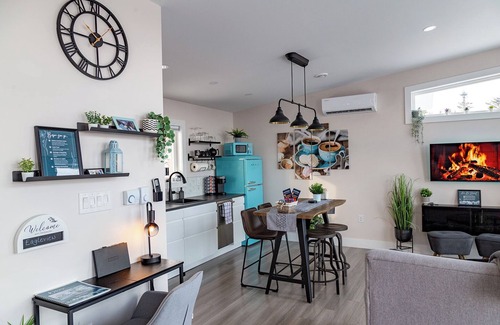 West Bay Cabina | Lake View Cottage with Private Hot Tub - Eagle View
