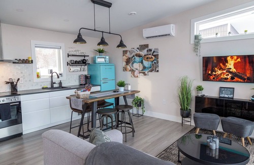 West Bay Cabina | Lake View Cottage with Private Hot Tub - Eagle View