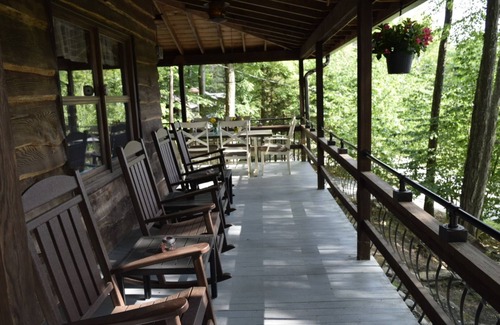 Greentown Cabina | Lake View, Covered Porch, Pet Friendly with Fee & Golf Cart