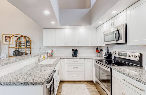 Townhomes On Coral Reef Casa | Lake view desert stay with pool, patio, grill, & smart TVs - snowbird-friendly