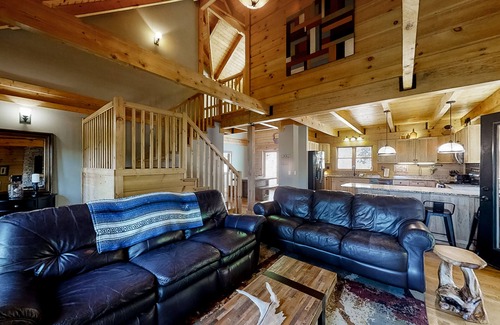 Tazewell Cabina | Lake view dog-friendly cabin w/private deck, gas grill, wood fireplace, and W/D