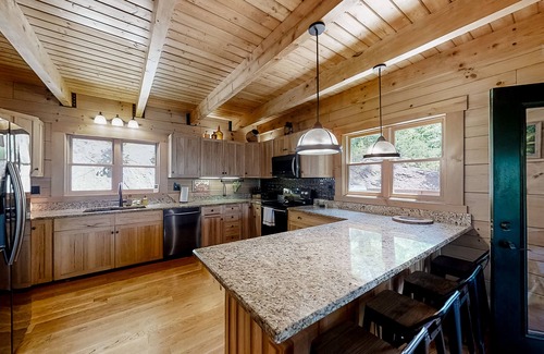 Tazewell Cabina | Lake view dog-friendly cabin w/private deck, gas grill, wood fireplace, and W/D