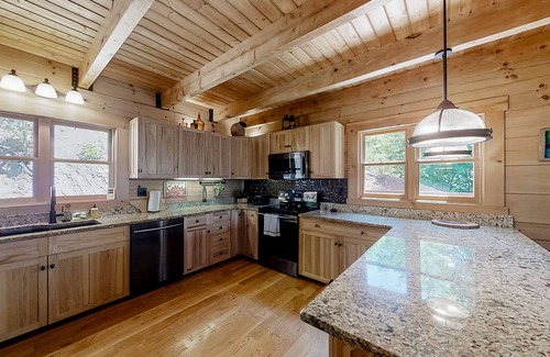 Tazewell Cabina | Lake view dog-friendly cabin w/private deck, gas grill, wood fireplace, and W/D