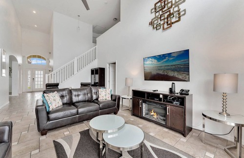 Lake Berkley Casa | Lake View Home w/Private Pool & 5BR – Near Disney