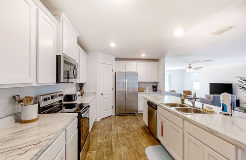 Northside Casa | Lake-view home with central AC, streaming, washer/dryer, patio, & full kitchen