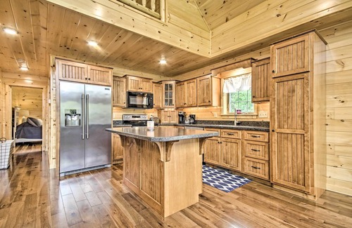 Wrightsville Cabina | Lake View & Hot Tub: Wrightsville Cabin!