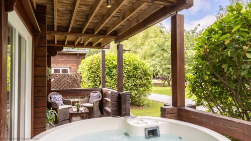Carlton Miniott Casa | Lake View Lodge with Hot Tub