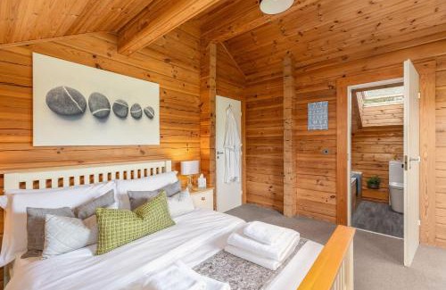 Carlton Miniott Casa | Lake View Lodge with Hot Tub