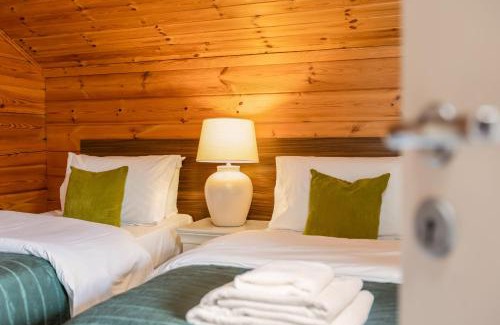 Carlton Miniott Casa | Lake View Lodge with Hot Tub