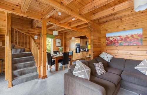 Carlton Miniott Casa | Lake View Lodge with Hot Tub