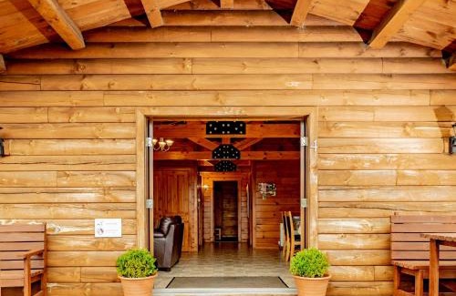 Wrangle Casa | Lake View Lodges - 25072