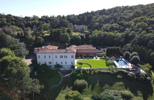 Como Apartamento | Lake View Loft in a Villa with swimming pool and tennis court