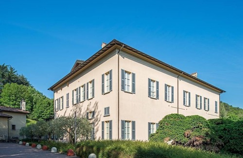 Como Apartamento | Lake View Loft in a Villa with swimming pool and tennis court