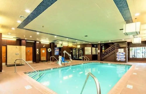 Patton Condominio | Lake View Mtn Resort · Heated Pool · Oktoberfest!
