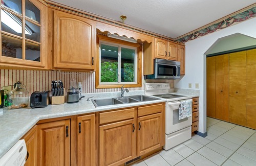 Almond Casa | Lake View of Fontana Lake close to Great Smoky Mountains and Tail of the Dragon