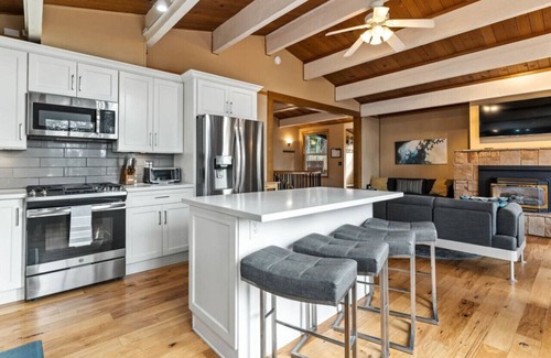Kings Beach Casa | Lake Views Dog Friendly Cabin w/ Hot Tub!