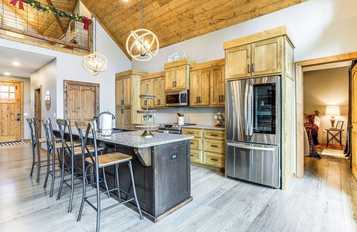 Drasco Cabina | Lake Views & Golf Access at Secluded Drasco Lodge