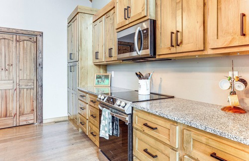 Drasco Cabina | Lake Views & Golf Access at Secluded Drasco Lodge