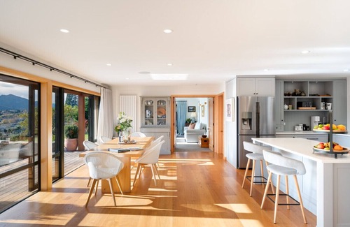 Wanaka Casa | Lake views in a homely environment