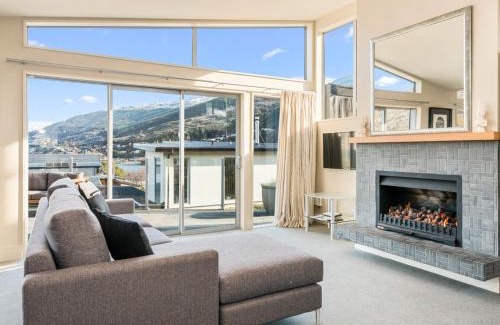Frankton Casa | Lake Views on Yewlett - Queenstown Holiday Home